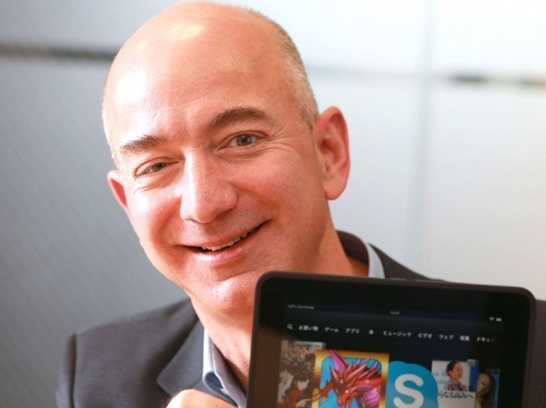 N°13 : JEFF BEZOS - 49 ans - ETATS-UNIS - 36 milliards de dollars. Bloomerg estime la fortune du fondateur et actuel PDG d'Amazon à 36 milliards de dollars en 2013, un chiffre en progression de 52,6% sur un an. En 2013, Jeff Bezos a racheté le Washington Post pour 250 millions de dollars. 