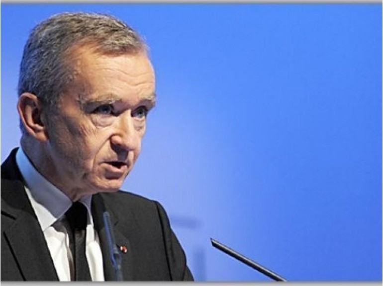 N°18 : BERNARD ARNAULT - 64 ANS - FRANCE - 32,1 milliards de dollars. L'homme d'affaires français et grand collectionneur d’art né en 1949 à Roubaix dans le Nord, est la 2ème fortune française d'après Bloomberg. Il dispose d'une fortune de 32,1 milliards de dollars, soit 3,2 milliards de plus que l'an dernier. 