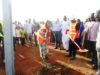 : Le Professeur Alpha oumar Dissa, ministre de l’Energie, des Mines et des Carrières et madame Nandy Somé/Diallo, Gouverneur de la région du Centre-Nord (pelle en main) ont fixé un poteau électrique  pour marquer le lancement officiel de la phase III du programme