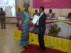 La ministre Amina Congo remettant le diplôme au majore de la promotion 2015 Marir Ange QUENUM