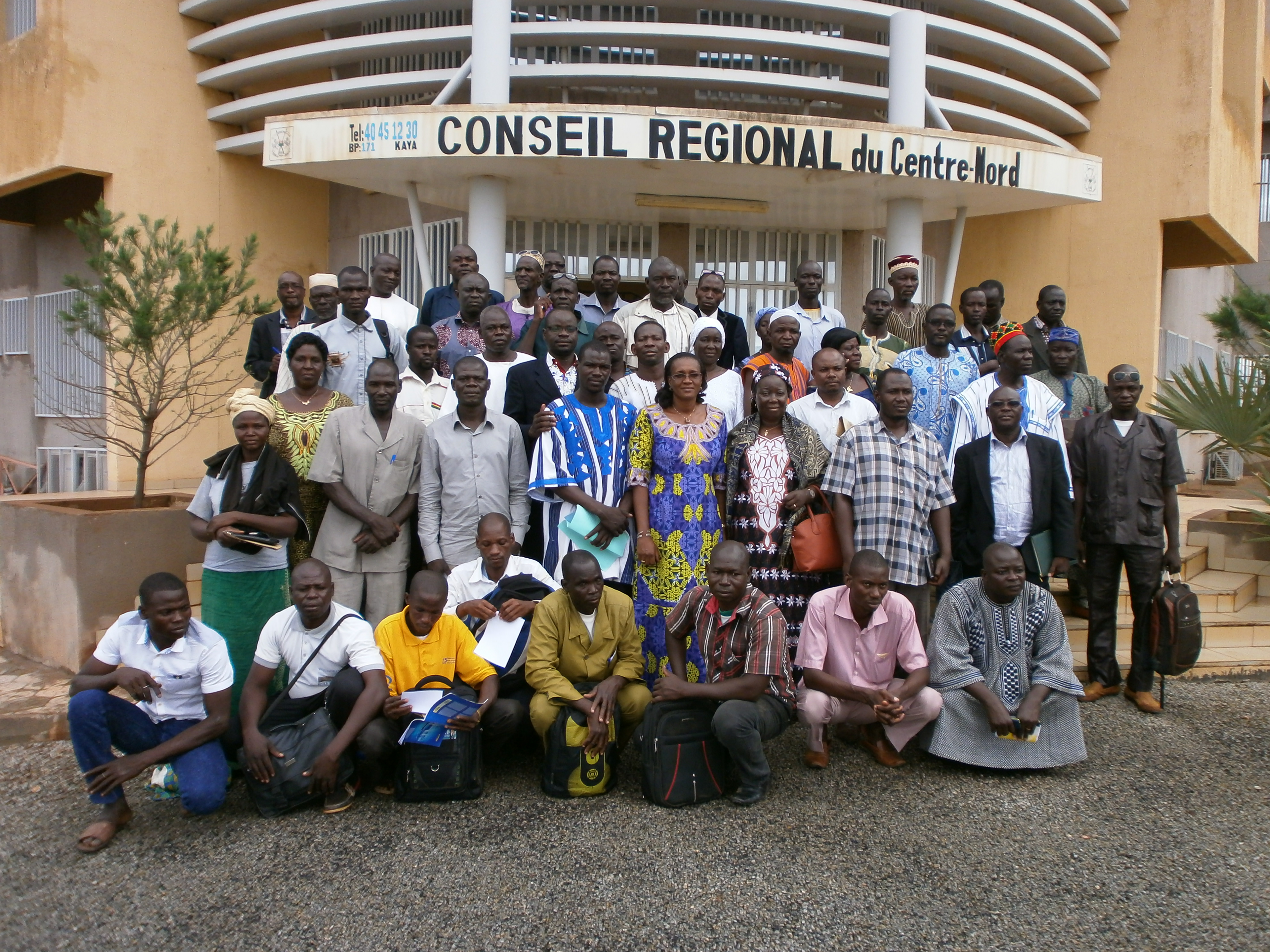 Dans la convivialité, Nandy SOME/DIALLO, Gouverneur de la région du Centre-Nord a posé avec les élus régionaux pour la postérité.